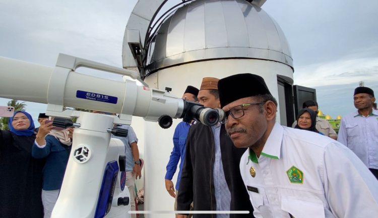 Kepala Kanwil Kemenag Provinsi Papua, Pdt. Klemens Taran saat melakukan pemantauan hilal. (Foto: Istimewa)