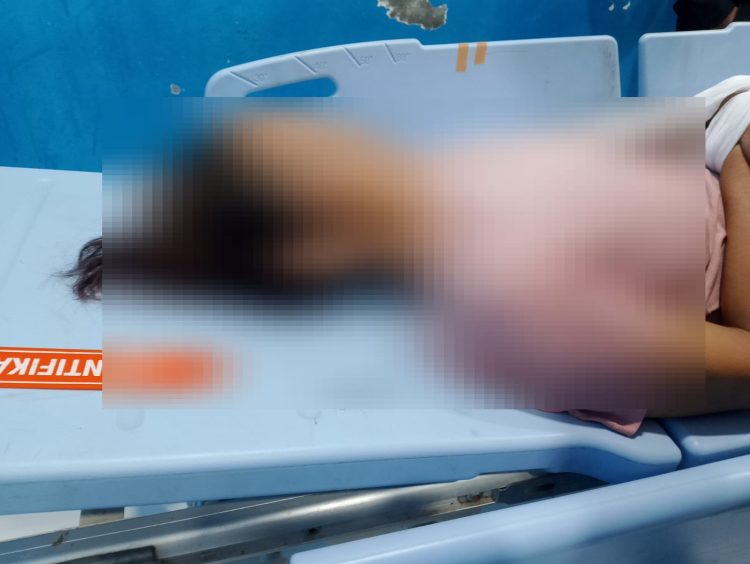 Korban berinisial M (48) telah dievakuasi oleh pihak keluarga menuju RSUD Yowari. (Foto: Istimewa)