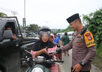 Kapolres Jayapura Bersama Wakapolres dan Bhayangkari Cabang Jayapura Bagikan Takjil kepada Masyarakat