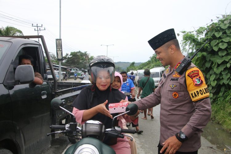 Kapolres Jayapura AKBP Dionisius V.D.P. Helan saat membagikan Takjil kepada Masyarakat. (Foto: Cornelia Mudumi)
