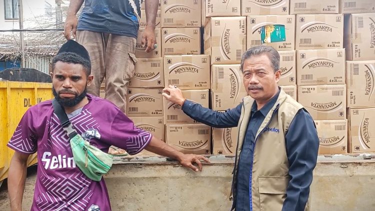 Pemimpin Perum Bulog Kanwil Papua, Ahmad Mustari saat mengawal pendistribusian MinyaKita di Pasar Sentral Hamadi Jayapura. (Foto: Darul Muttaqin)