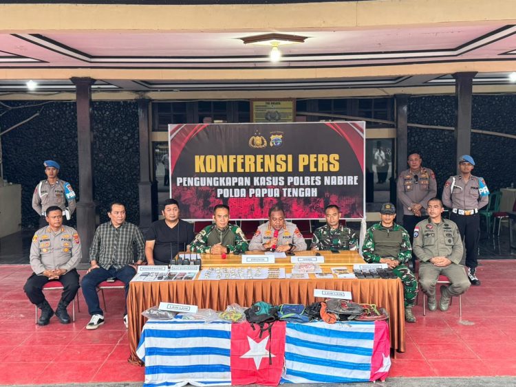Konferensi pers terkait perkembangan upaya penegakan hukum terhadap target daftar pencarian orang (DPO) kelompok kriminal bersenjata (KKB) di Kabupaten Nabire. (Foto: Istimewa)