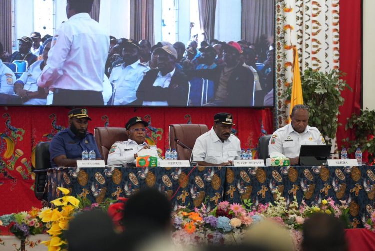 Sosialisasi Pengadaan Lahan oleh Bupati Puncak, Elvis Tabuni, di Aula Negelar. (Foto: Istimewa)