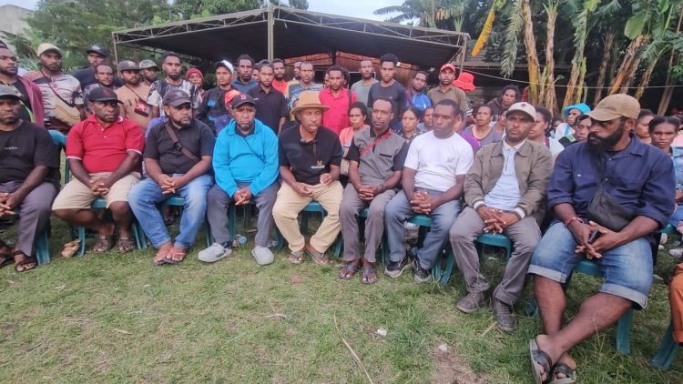 Suasana di rumah duka saat keluarga menyampaikan kronologi meninggalnya mahasiswa asal Yahukimo di RSUD Yowari, di Sentani, Kabupaten Jayapura, Papua, Selasa (10/3/2026). Foto: Cornelia Mudumi