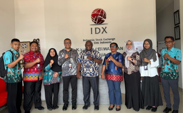 Foto bersama Bursa Efek Indonesia Papua dan DPMPTSP Kabupaten Jayapura usai Bahas Kolaborasi Literasi dan Akses Pasar Modal. (Foto: Istimewa)