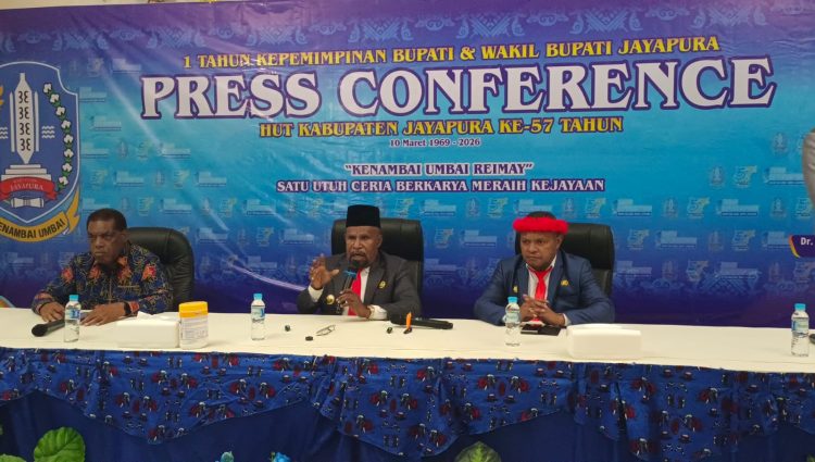 Bupati Jayapura Yunus Wonda bersama Wakil Bupati Haris Richard S. Yocku saat Konferensi Pers. (Foto: Cornelia Mudumi)