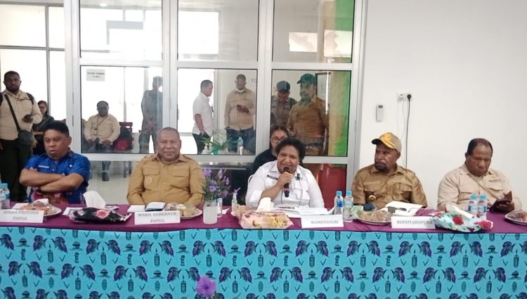 Wamendagri Ribka Haluk memimpin rapat evaluasi dan peningkatan kapasitas pelayanan kesehatan di RSUD Yowari, Sentani, Kabupaten Jayapura, Papua, Selasa (17/3/2026). Foto: Cornelia Mudumi