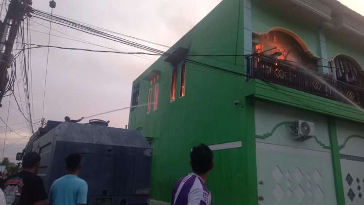 Si Jago Merah Hanguskan Lantai Dua Rumah di Doyo Grand. (Foto: Istimewa)