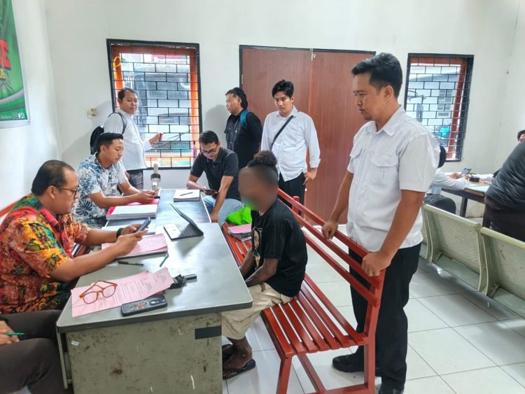 Penyerahan tersangka dan barang bukti kepada Jaksa Penuntut Umum di Kejaksaan Negeri Jayapura. (Foto: Istimewa)
