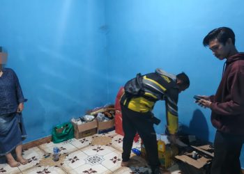 Polres Keerom Sita Puluhan Botol Miras dari Kampung Yuwanain