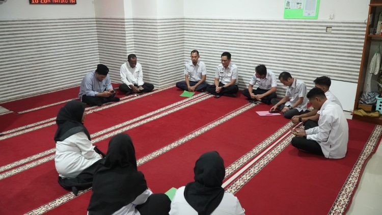 Rapat persiapan pelaksanaan rukyatul hilal untuk penentuan awal 1 Syawal 1447 Hijriah di Musala Al-Ikhlas Kanwil Kemenag Provinsi Papua. (Foto: Istimewa)