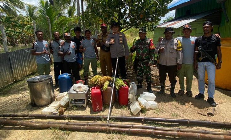Aktivitas produksi minuman keras lokal (sopi dan sagero) secara ilegal di Kampung Bokem berhasil diamankan. (Foto: Istimewa)