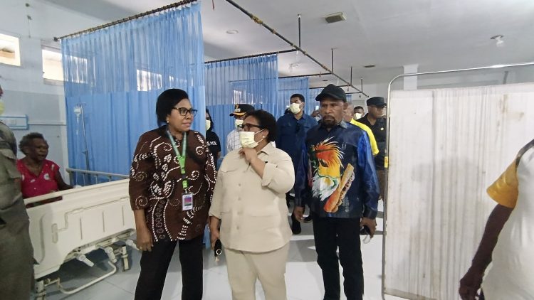 Peninjauan pelayanan kesehatan di RSUD Yowari. (Foto: Cornelia Mudumi)