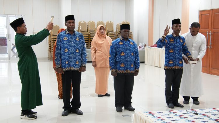 Pelantikan dan mengambil sumpah jabatan 3 pejabat administrator di lingkungan Kantor Wilayah Kementerian Agama Provinsi Papua. (Foto: Istimewa)