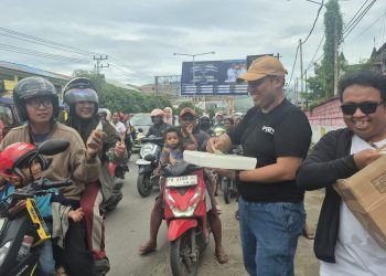 Jurnalis Kabupaten Jayapura Berbagi Takjil di Lampu Merah Bandara Sentani