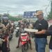 Jurnalis Kabupaten Jayapura Berbagi Takjil di Lampu Merah Bandara Sentani