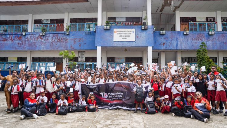 ertamina Patra Niaga Salurkan Ribuan Paket Sekolah bagi Anak Papua. (Foto: Istimewa)