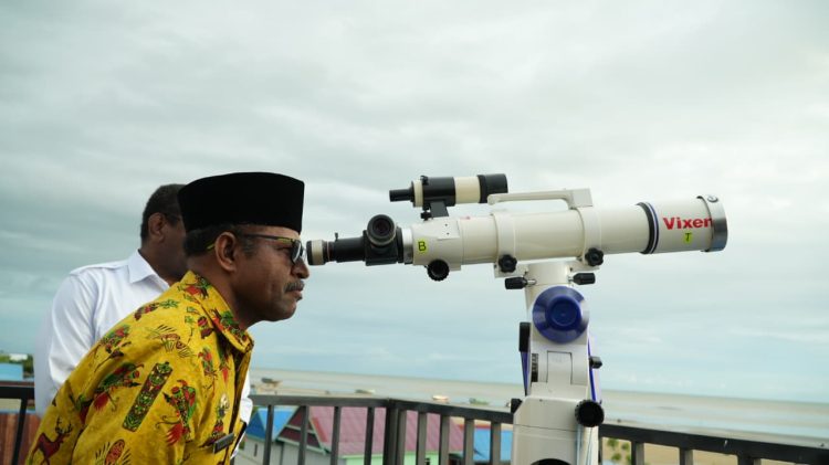Kepala Kanwil Kemenag Provinsi Papua, Klemens Taran saat memantau langsung hilal di Merauke. (Foto: Istimewa)