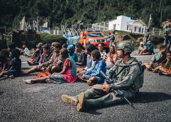 Satgas Cartenz Sapa Warga di Pasar Kiwirok