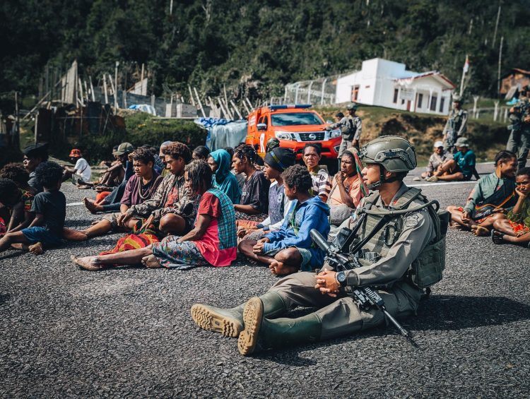 Patroli Dialogis Satgas Damai Cartenz Warnai Aktivitas di Kiwirok. (Foto: Istimewa)