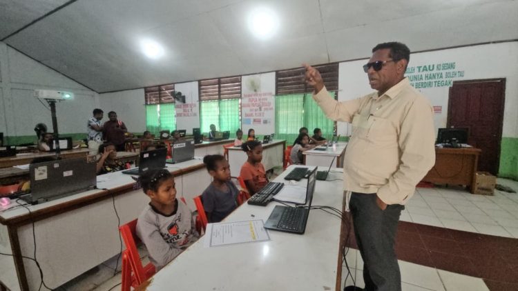 Anggota Dewan Perwakilan Daerah Republik Indonesia (DPD RI) daerah pemilihan Papua, Senator Pdt. David Harold Waromi, melakukan kunjungan kerja ke lokasi pelatihan komputer gratis dan pengolahan pangan lokal berbahan dasar sagu di Gedung Serba Guna (GSG) GKI Zoar Abeale, Sentani. (Foto: Cornelia Mudumi)