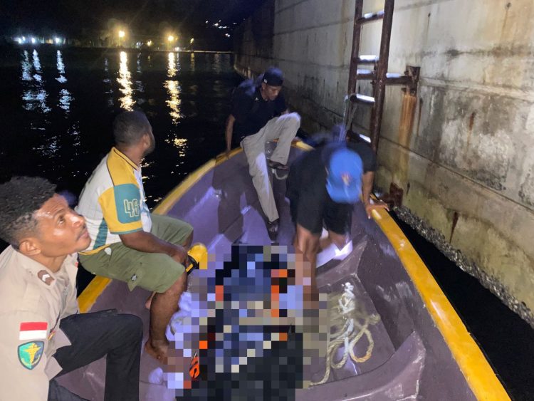 Aksi Cepat di Jembatan Merah, Petugas Gabungan Evakuasi Korban. (Foto: Istimewa)
