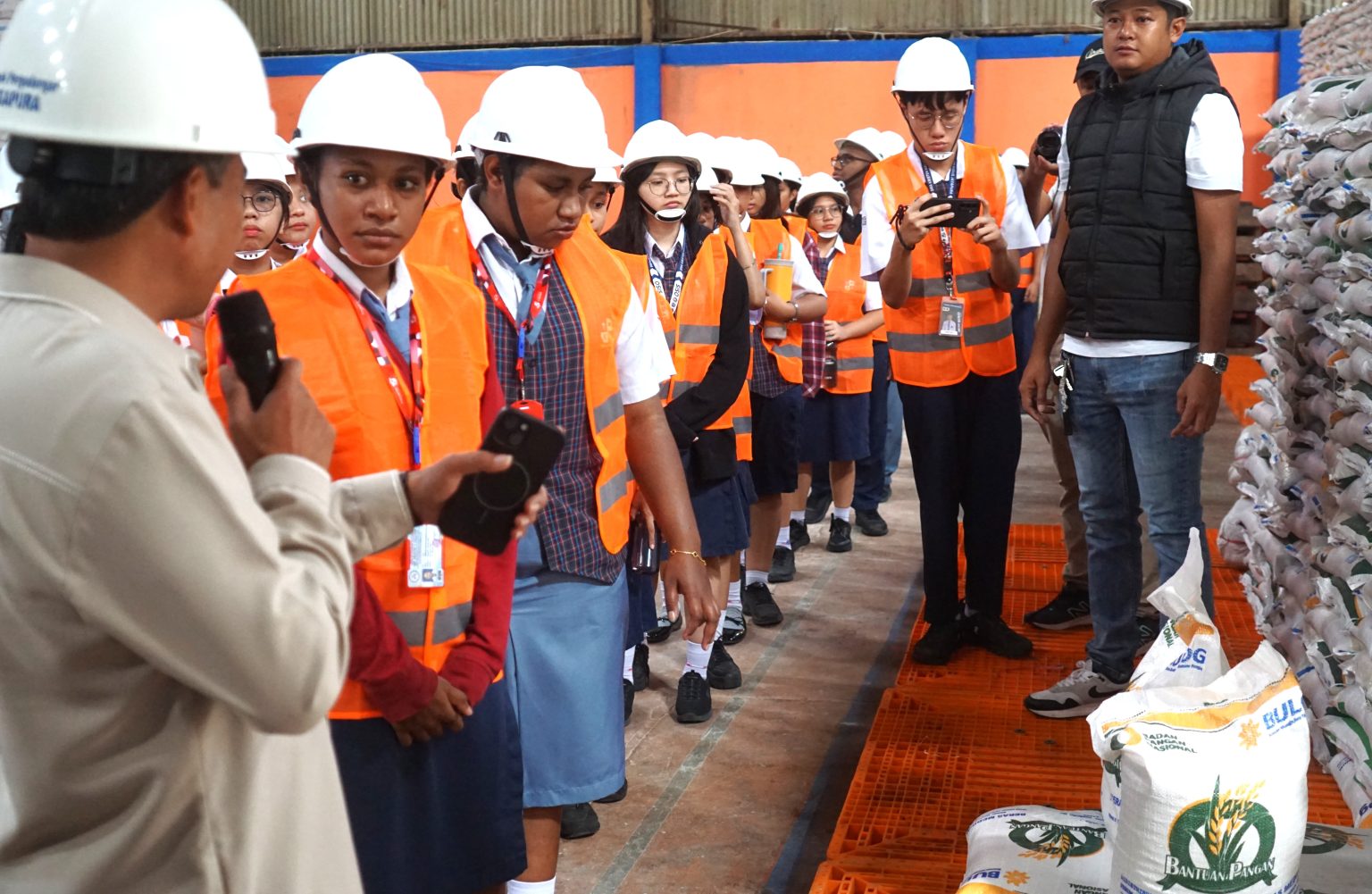 Pemimpin Perum Bulog Kanwil Papua, Ahmad Mustari saat mengedukasi para siswa SMA Kristen Kalam Kudus Jayapura . (Foto: Darul Muttaqin)