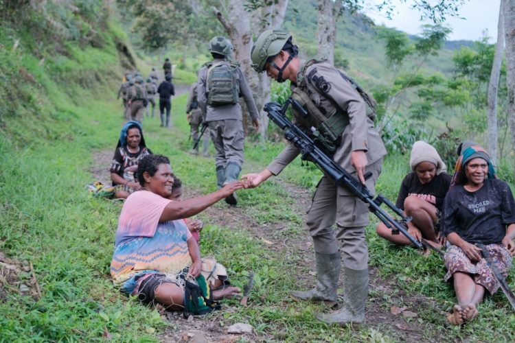 Satgas Operasi Damai Cartenz 2026 melaksanakan patroli taktis di Distrik Ilaga, Kabupaten Puncak. (Foto: Istimewa)
