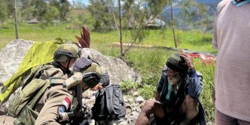 Satgas Damai Cartenz Bangun Kedekatan dengan Warga Sinak