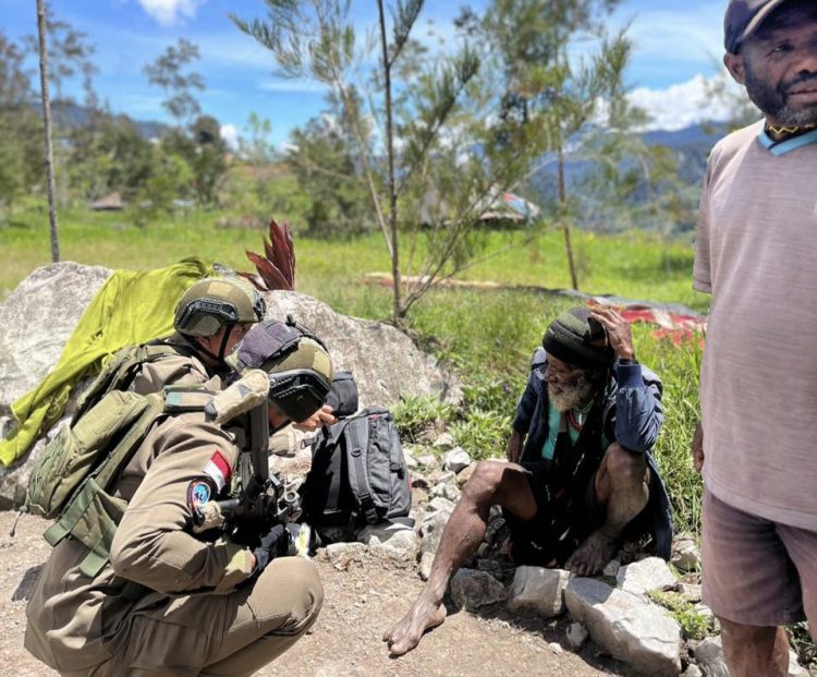 Patroli jalan kaki di Distrik Sinak, Kabupaten Puncak. (Foto: Istimewa)