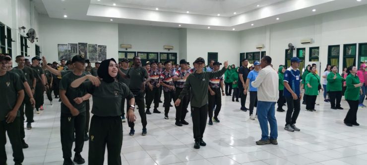 Olahraga Bersama Danrindam XVII/Cenderawasih, Sinergi TNI-Polri dan Pemda di Jayapura. (Foto: Cornelia Mudumi)