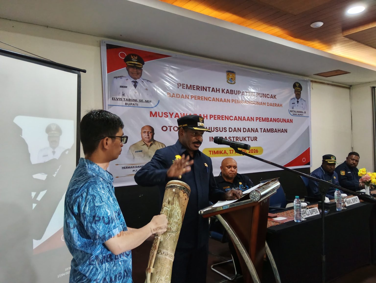 Wakil Bupati Puncak, Naftali Akawal, Semembuka Musrenbang Otonomi Khusus (Otsus) sekaligus Penutupan Musrenbang Rencana Kerja Pemerintah Daerah (RKPD) Kabupaten Puncak Tahun 2027.,di Hotel Horison Ultima, Timika, Jumat (17/4/2026). Foto: Istimewa