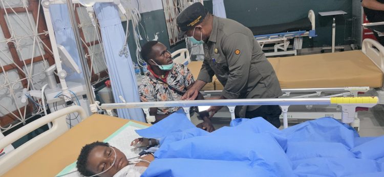 Pj Sekda Kabupaten Puncak, Nenu Tabuni, melakukan gerak cepat meninjau warga sipil yang menjadi korban terdampak kontak tembak. (Foto: Istimewa)