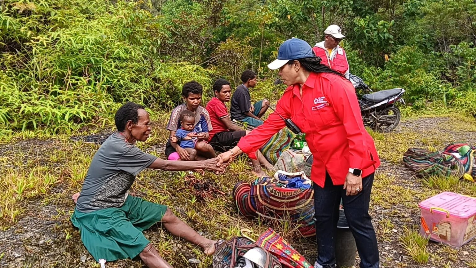 Tim PMI dari Puncak dan Puncak Jaya saat bertemu dengan para pengungsi dari kampung Tenoti,distrik Kembru kab. puncak. yanng mengungsi ke Kampung Manggaleme Distrik Yambi kab. Puncak Jaya, Minggu, 19 april 2026. (Foto: Istimewa)