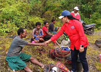 Medan Sulit Tak Halangi Palang Merah Indonesia Layani Ratusan Pengungsi di Distrik Kembru