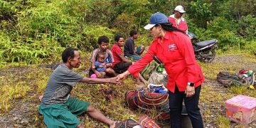 Medan Sulit Tak Halangi Palang Merah Indonesia Layani Ratusan Pengungsi di Distrik Kembru