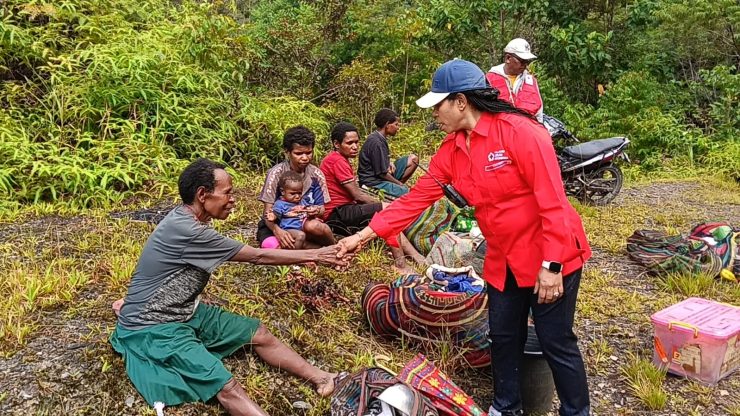 Medan Sulit Tak Halangi Palang Merah Indonesia Layani Ratusan Pengungsi di Distrik Kembru