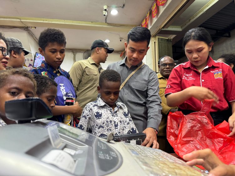 Gibran Rakabuming Raka Berbagi Kebahagiaan dengan Anak Yatim Lewat Belanja Perlengkapan Sekolah. (Foto: Istimewa)