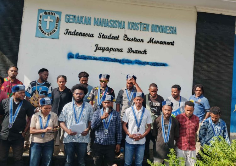 DPC GMKI Cabang Jayapura saat menyampaikan pernyataan sikap dalam jumpa pers. (Foto: Istimewa)