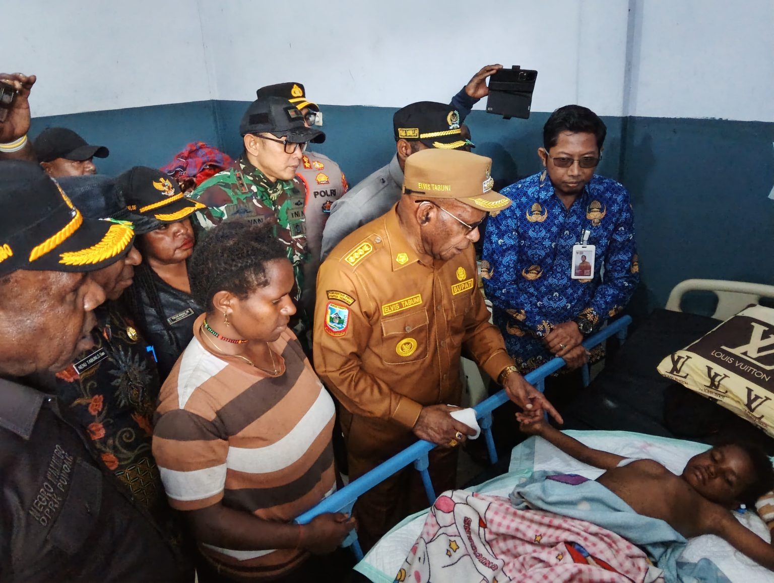 Bupati Puncak, Elvis Tabuni, Didampingi Ketua DPRK Puncak Thomas Tabuni, Kapolres Puncak, Dandim Puncak, serta Wakil Bupati Puncak Jaya Mus Kogoya, saat mengungjungi korban penembakan di Distrik Kembru, di RSUD Mulia. (Foto: Istimewa)