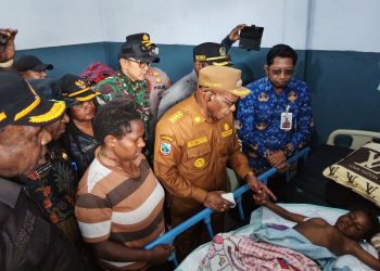 Bupati Puncak Elvis Tabuni Berurai Air Mata Saat Santuni Korban Konflik Kembru 