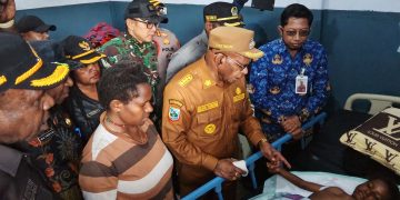 Bupati Puncak Elvis Tabuni Berurai Air Mata Saat Santuni Korban Konflik Kembru 