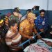 Bupati Puncak Elvis Tabuni Berurai Air Mata Saat Santuni Korban Konflik Kembru