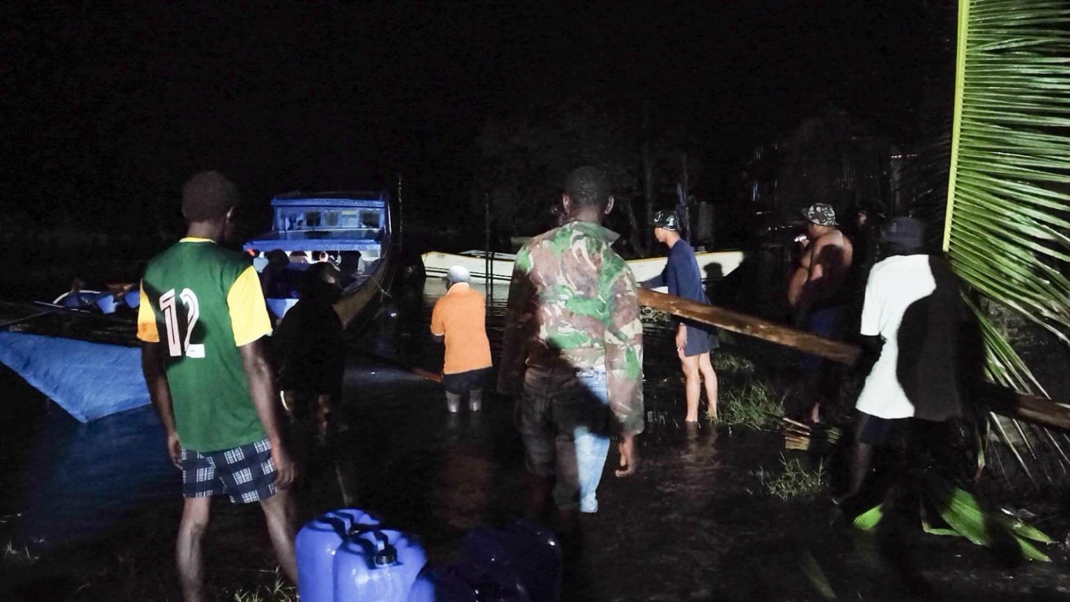 Proses pengangkutan dilakukan melalui jalur sungai yang menjadi akses menuju kampung. (Foto: Istimewa)