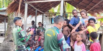 Keceriaan Anak-Anak Warnai Kebersamaan Bersama Personel TMMD Kodim 1710/Mimika