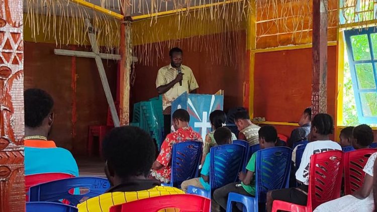 Ibadah bersama tersebut berlangsung dengan penuh khidmat dan diikuti oleh personel Satgas serta masyarakat setempat. (Foto: Istimewa)