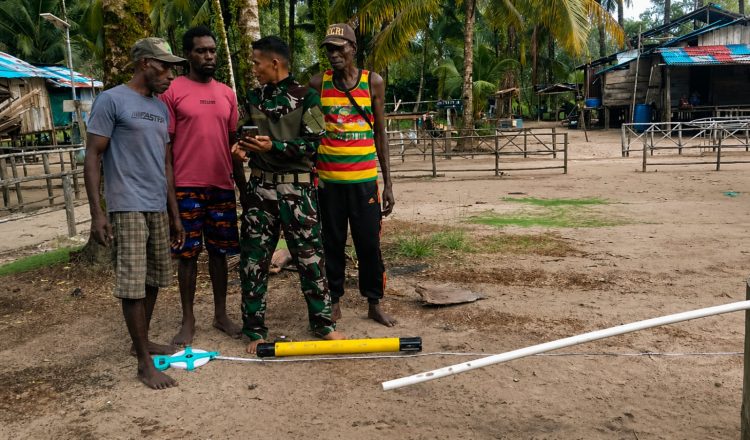 Pencarian titik sumber air menggunakan alat geolistrik di Kampung Keakwa. (Foto: Istimewa)