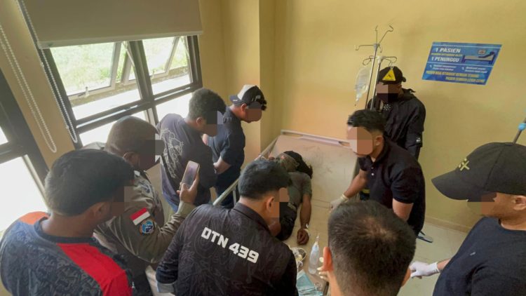 Pelaku saat dievakuasi ke Rumkit Bhayangkara Timika. (Foto: Istimewa)