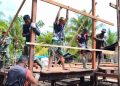 Gotong Royong Satgas TMMD dan Warga, Rangka Rumah Bapak Niko Makare Mulai Terpasang