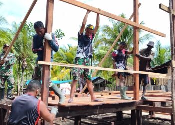 Gotong Royong Satgas TMMD dan Warga, Rangka Rumah Bapak Niko Makare Mulai Terpasang